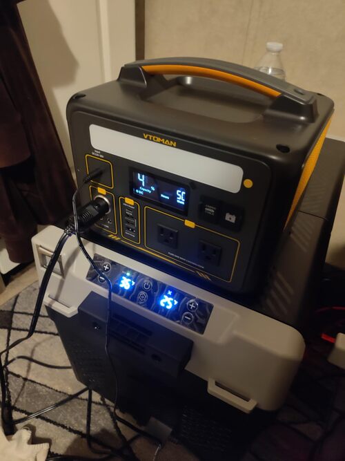 VTOMAN Jump 600X portable power station powering a portable cooler indoors