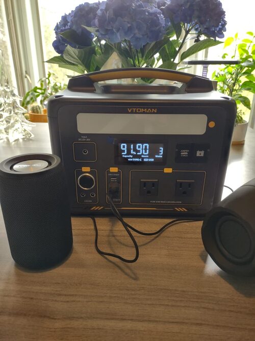 VTOMAN Jump 600X charging small electronics from the USB ports indoors