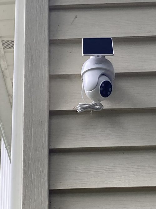 ANSQUE GU01 customer installation on siding with the panel above the camera