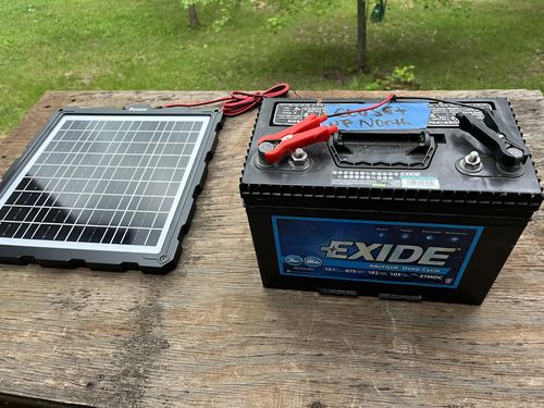 Customer photograph of a POWOXI 20W panel beside a separate battery