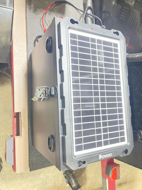 A customer’s POWOXI 9W panel resting beside a battery box